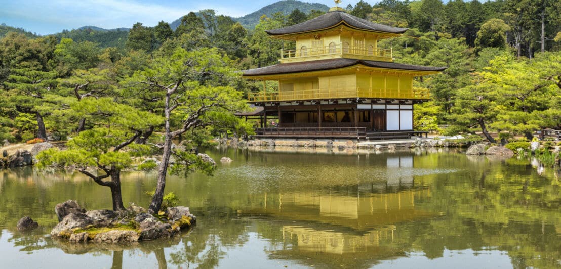 Japanischer Tempel mit Goldverzierungen an einem See