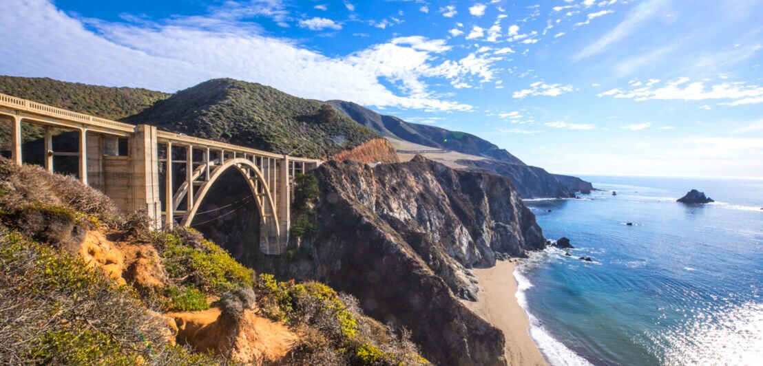 Highway 1 über eine Brücke entlang der kalifornischen Küste