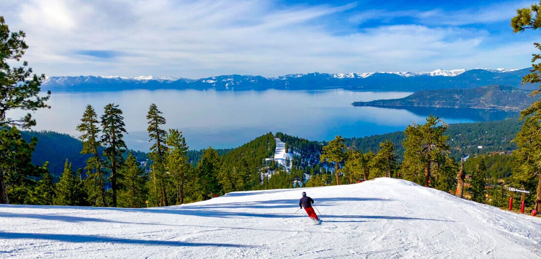 Alpinski oberhalb des Lake Tahoe mit Blick über See und Geirgskette