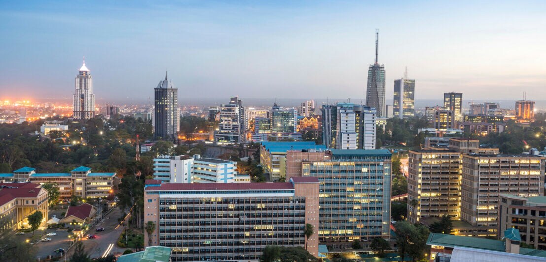 Luftaufnahme Stadtpanorama von Nairobi bei Abenddämmerung
