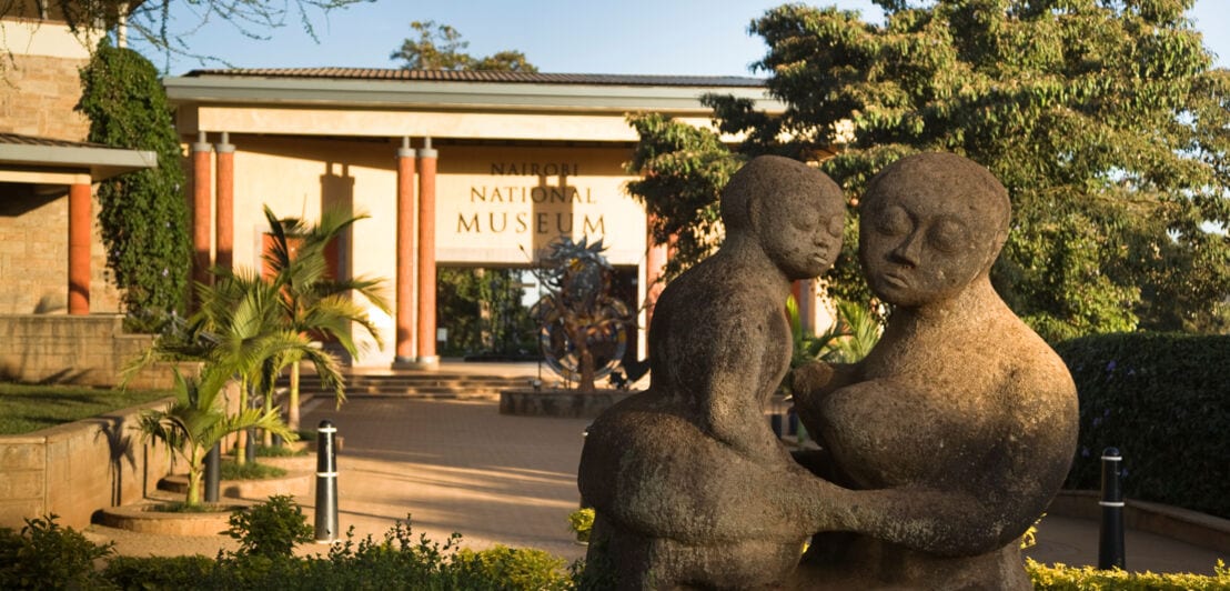Eingangsbereich des Nairobi Nationalmuseums mit einer Steinstatue im Vordergund