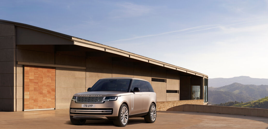 Ein Range Rover parkt vor einem Designerhaus.