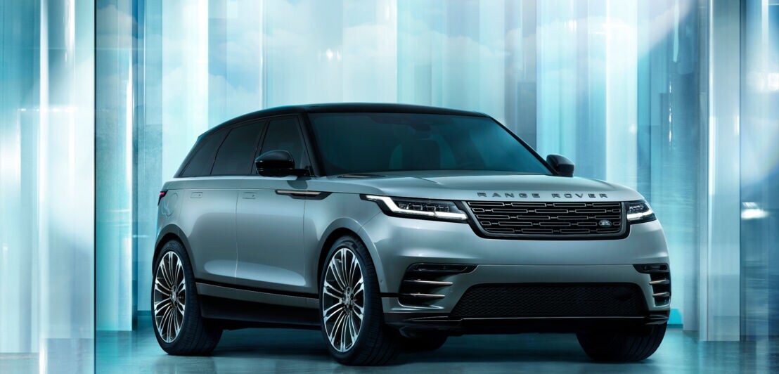 Der Range Rover Velar vor einem futuristischen Hintergrund.