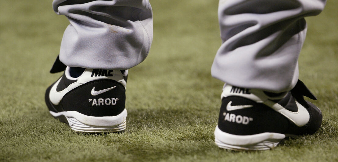 Füße in schwarz-weißen Nike-Turnschuhen mit dem Schriftzug AROD