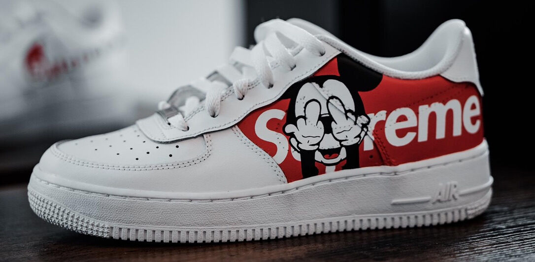 Weißer Sneaker mit Mickey-Mouse-Bild
