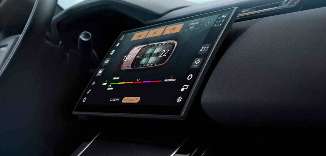 Großes Touchscreen im Innenraum eines Autos