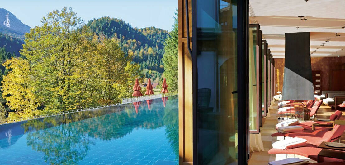 Luxuriöser Hotel-Spabereich mit Außenpool und Blick in eine idyllische Berglandschaft