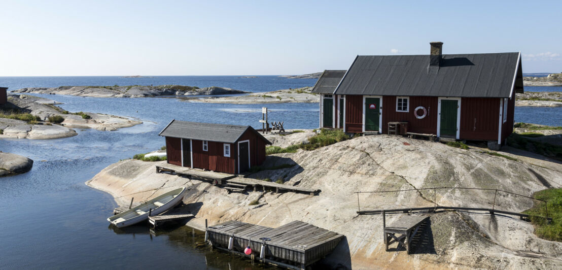 Holzhäuser auf einer schwedischen Insel