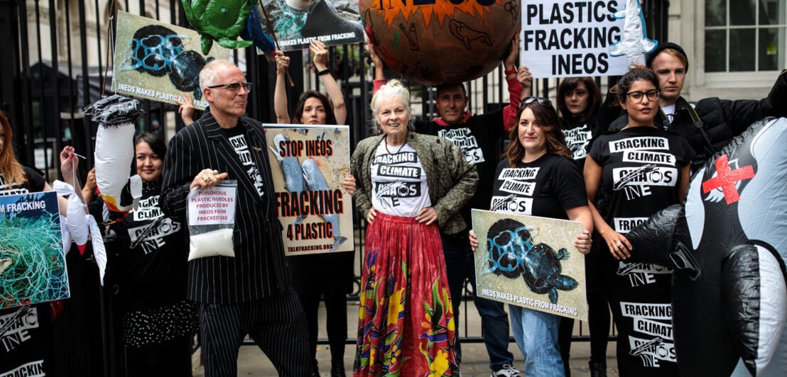 Vivienne Westwood unter Demonstrierenden, die Schilder in die Höhe halten