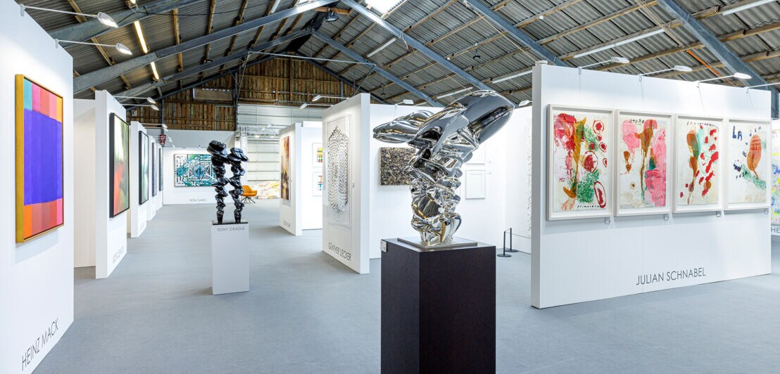 Sylt Art Fair Kunstaustellung mit Gemälden und Skulpturen in einer Bootshalle