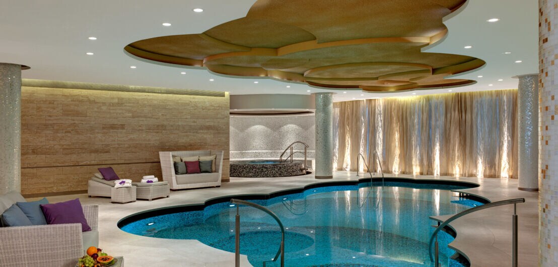 Eleganter Spabereich mit Pool in Wolkenform.