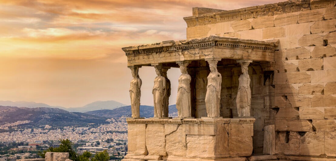 Tempelanlage mit Säulen in Frauenform auf der Akropolis mit Blick auf die Stadt Athen