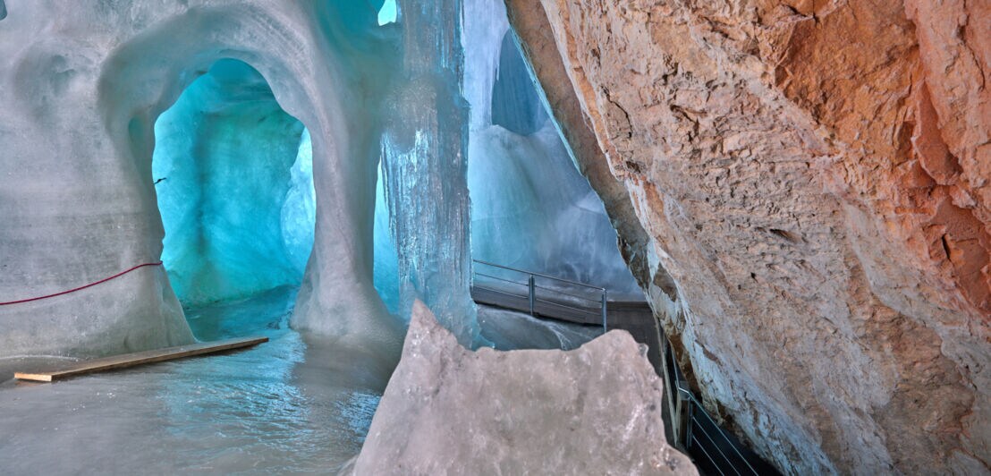 Eingang aus Eis in einer Steinhöhle