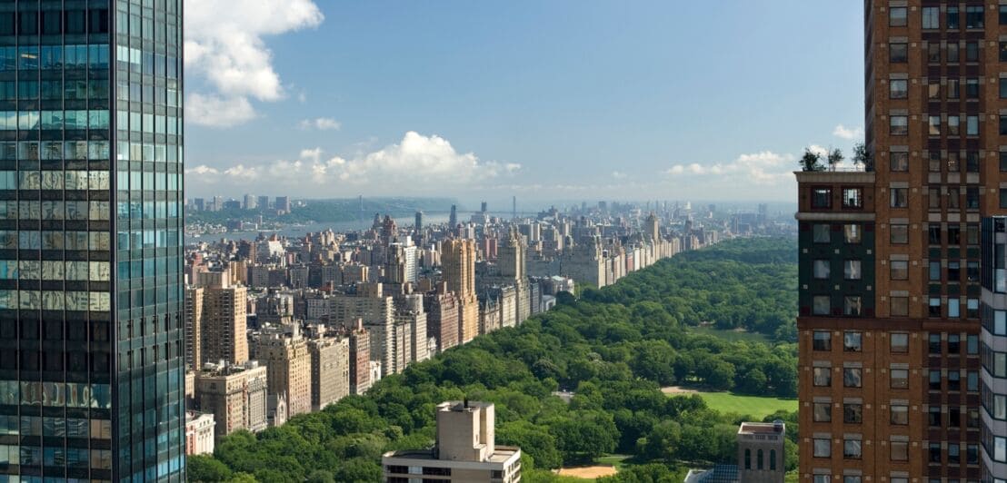 Skyline von Manhattan mit Central Park vor Hudson River im Hintergrund.