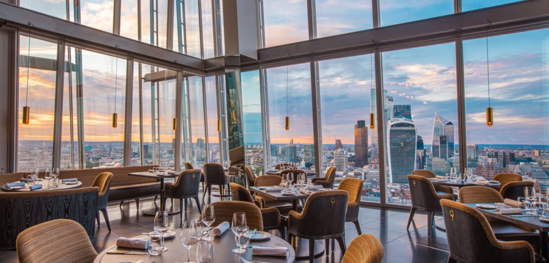 Modernes Restaurant mit Glasfassade und Panoramablick auf die Skyline Londons
