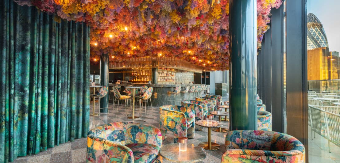 Stylisches Restaurant mit Bar, Blumen dekorierter Decke, geblümten Polstermöbeln und einer Dachterrasse im Stadtzentrum Londons