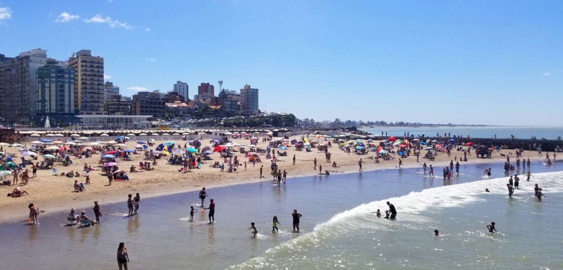 Panorama eines belebten Sandstrandes vor der Stadtkulisse von Mar del Plata