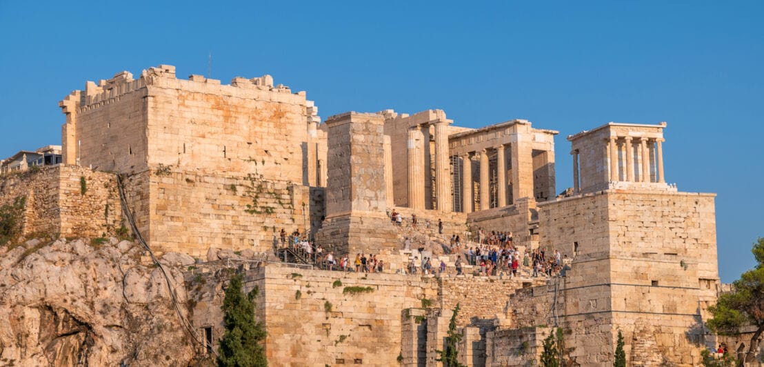 Die Akropolis mit vielen Besuchern