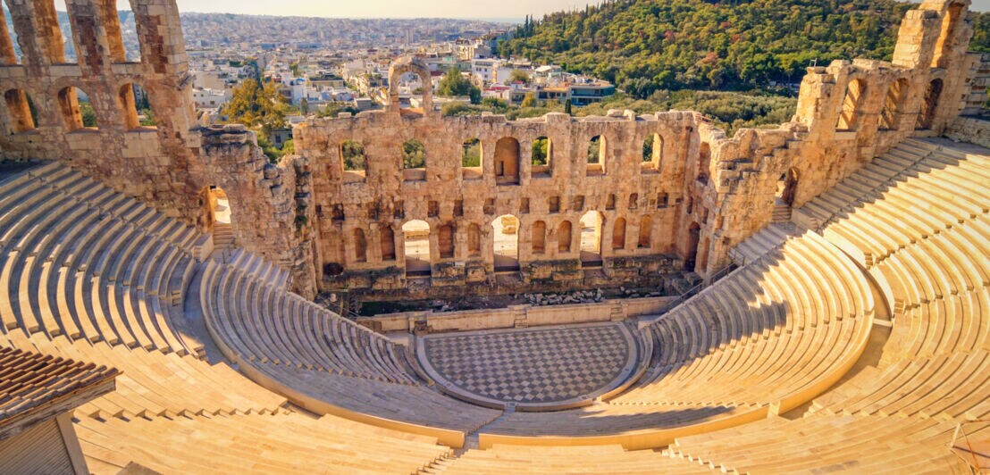 Blick auf die Zuschauerränge des Dionysos-Theaters