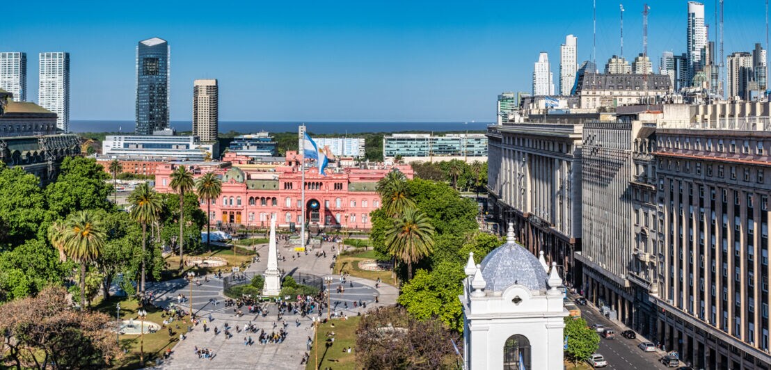 Stadtpanorama der Plaza de Mayo in Buenos Aires mit einem pinken Regierungsgebäude