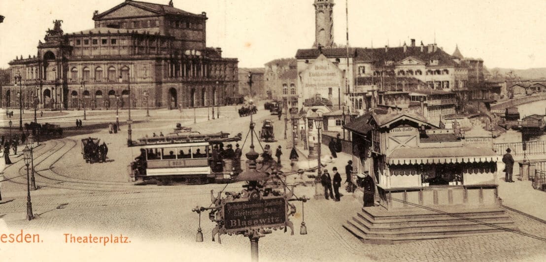 Historische Schwarz-Weiß-Aufnahme der Dresdner Altstadt am Theaterplatz mit Semperoper und Straßenbahn