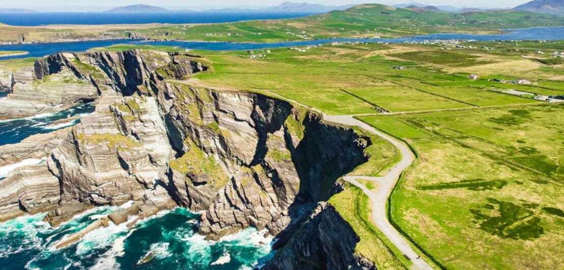 Plateau mit Wiesen und Spazierwegen entlang spektakulärer Felsklippen in Kerry