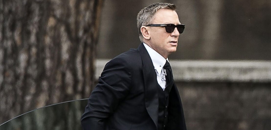 Schauspieler Daniel Craig im Anzug und schwarzer Sonnenbrille