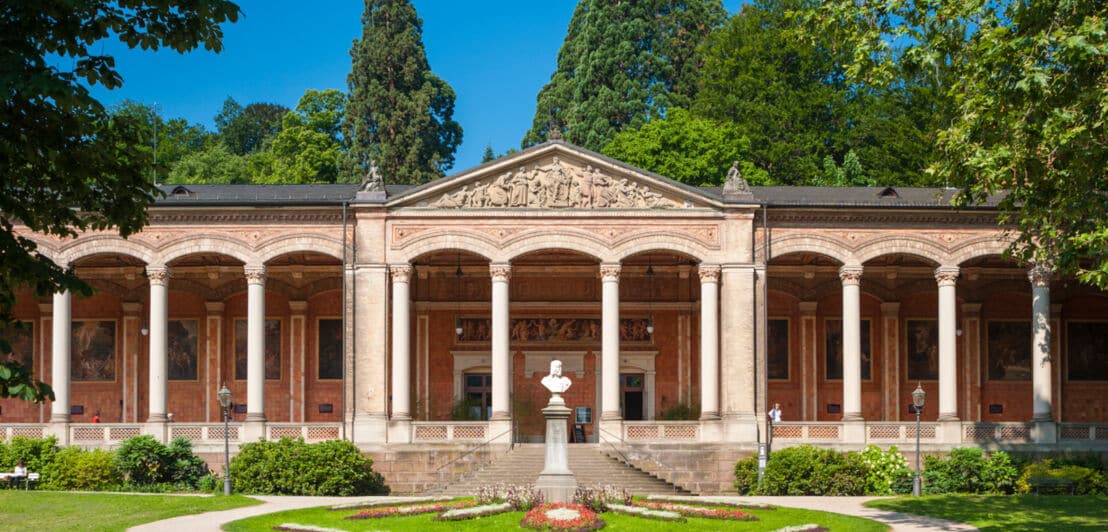Historisches Gebäude mit Säulen in Baden-Baden