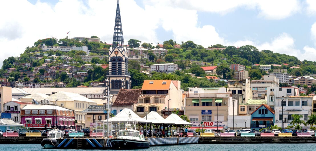 Blick auf Martiniques Hauptstadt Fort-de-France vom Meer aus