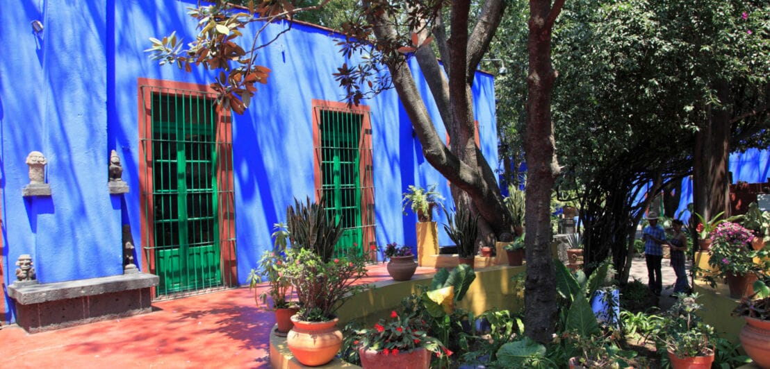 Ein blaues Haus im mexikanischen Kolonialstil mit Patio