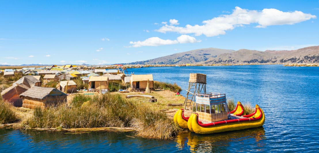 Eine schwimmende Insel aus Schilf mit Hütten im Titicacasee