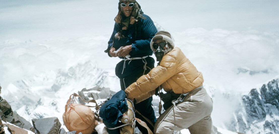 Sir Edmund Hillary und Tenzing Norgay beim Besteigen des Mount Everest
