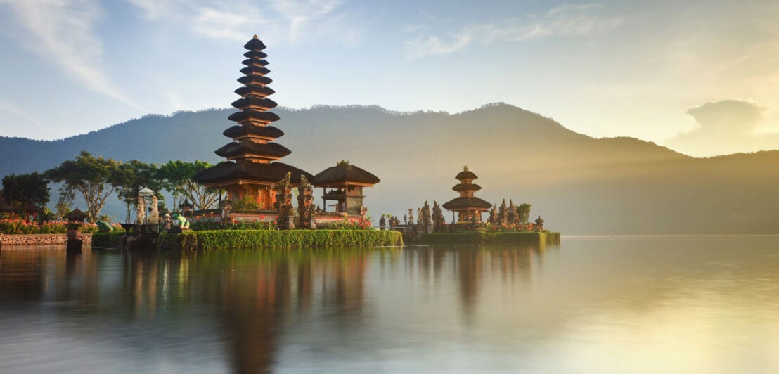 Ein hinduistischer Wassertempel auf Bali im warmen Sonnenlicht