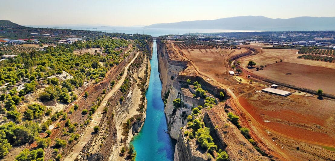 Der Kanal von Korinth samt Umgebung aus der Luftperspektive