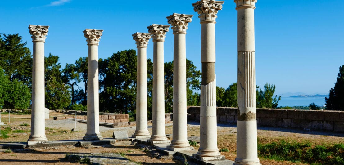 Säulen auf einer antiken Ruinenstätte mit Blick aufs Meer