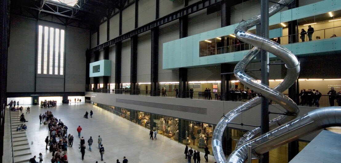 Mehrstöckige Eingangshalle eines modernen Industriegebäudes mit Kunstinstallationen