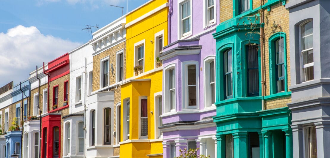 Straßenfassade viktorianischer Häuser in unterschiedlichen Farben