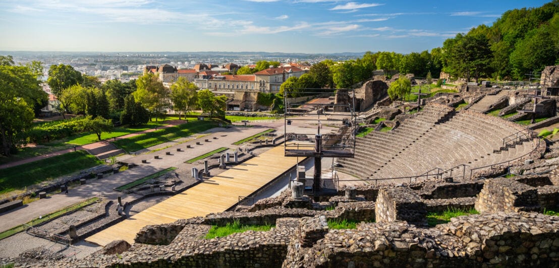 Antikes römisches Amphitheater vor dem Stadtpanorama von Lyon
