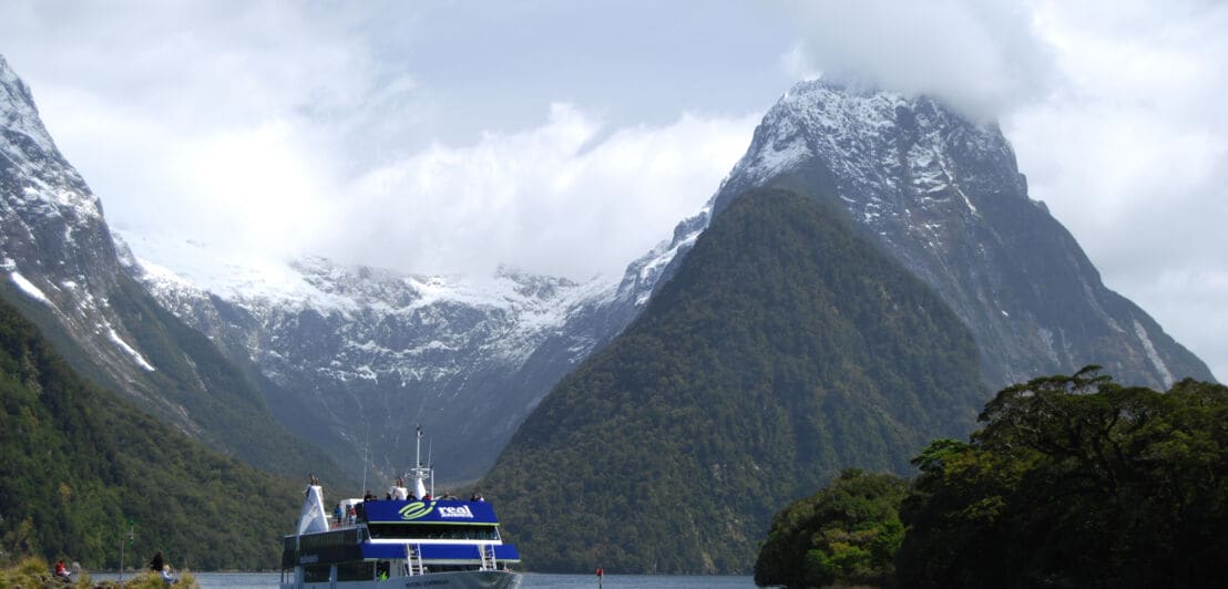 Ein Ausflugsboot im Fjord Milford Sounds in Neuseeland