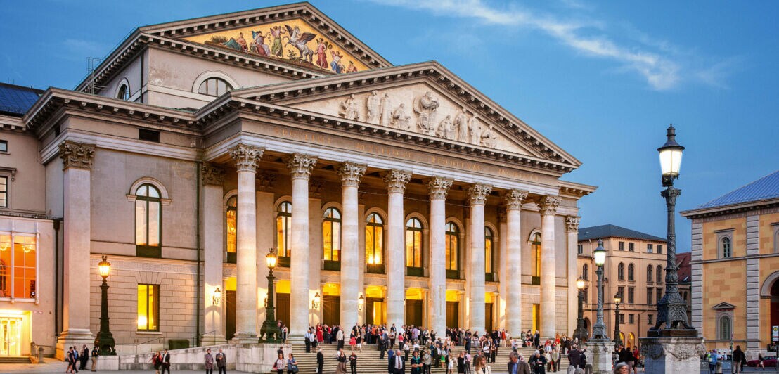 Menschen strömen aus der Bayerische Staatsoper am Abend