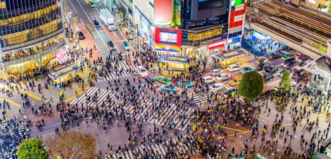 Die wuselige Shibuya-Kreuzung bei Nacht aus der Luft fotografiert