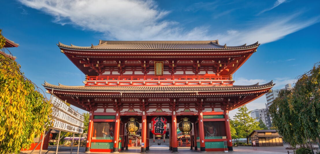 Außenansicht des roten Senso-Ji-Tempels