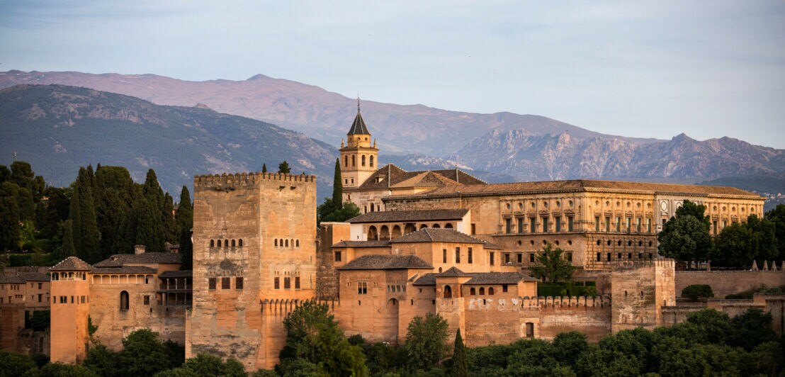 Festungskomplex der Alhambra im maurischen Baustil auf einem Berg