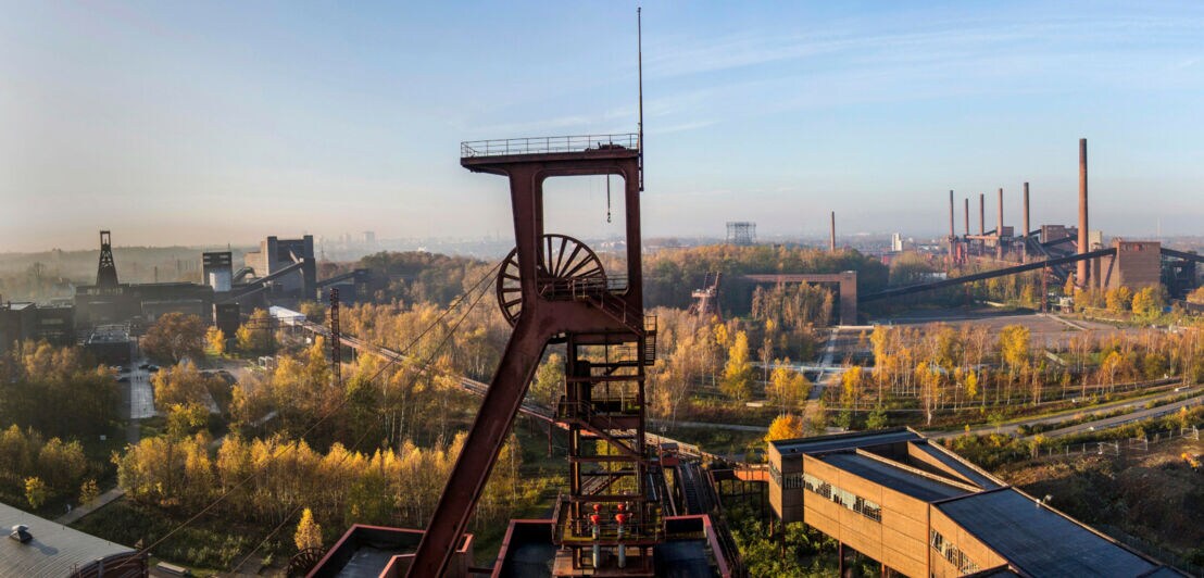 Luftaufnahme des Industriekomplexes Zeche Zollverein mit Fördergerüst im Vordergrund