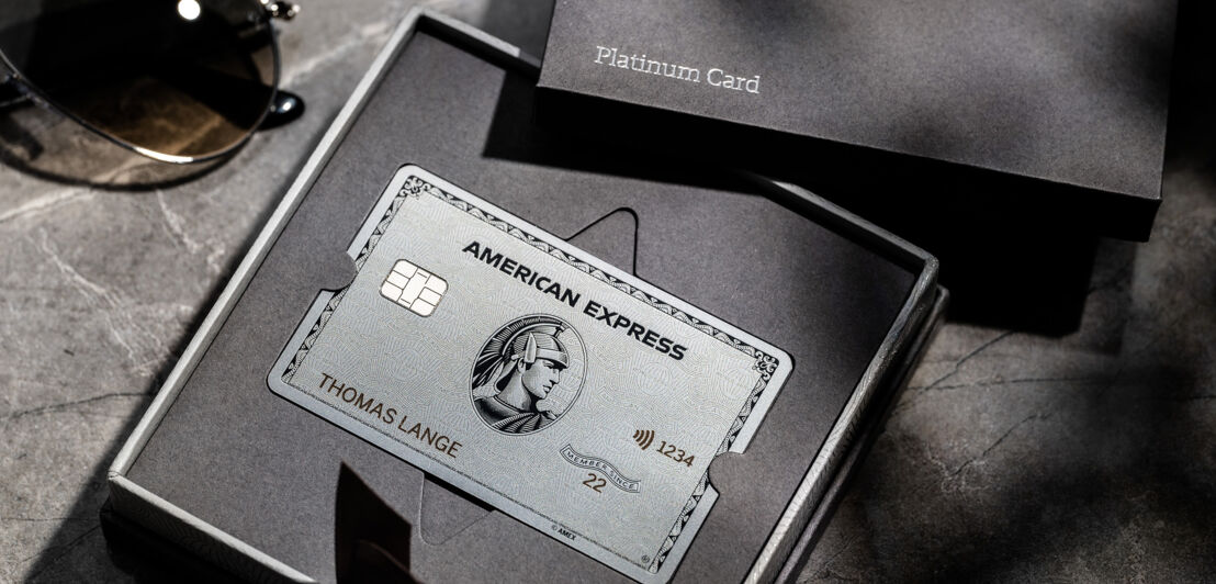 Eine silberne Platinum Card von Ameican Express in einer Präsentationsbox aus grauer Feinkartonage.