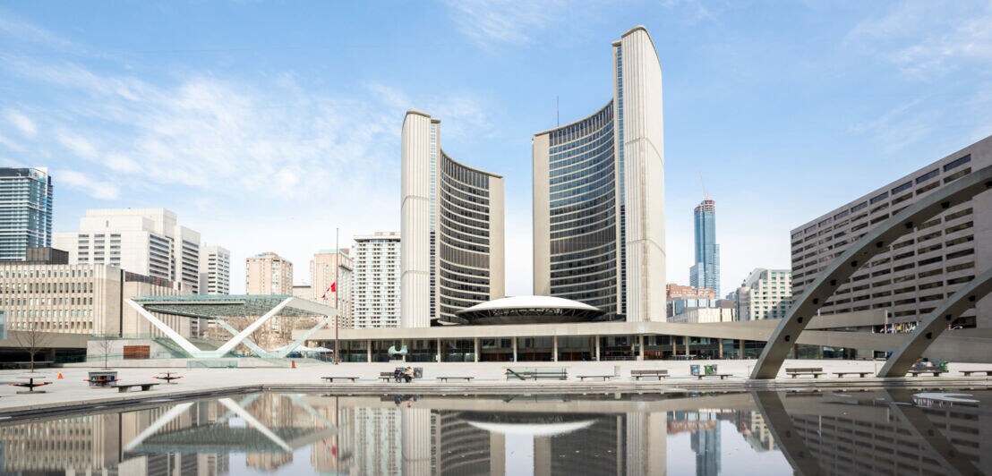 Das futuristische Gebäude des Rathauses von Toronto an einem klaren Wintertag.
