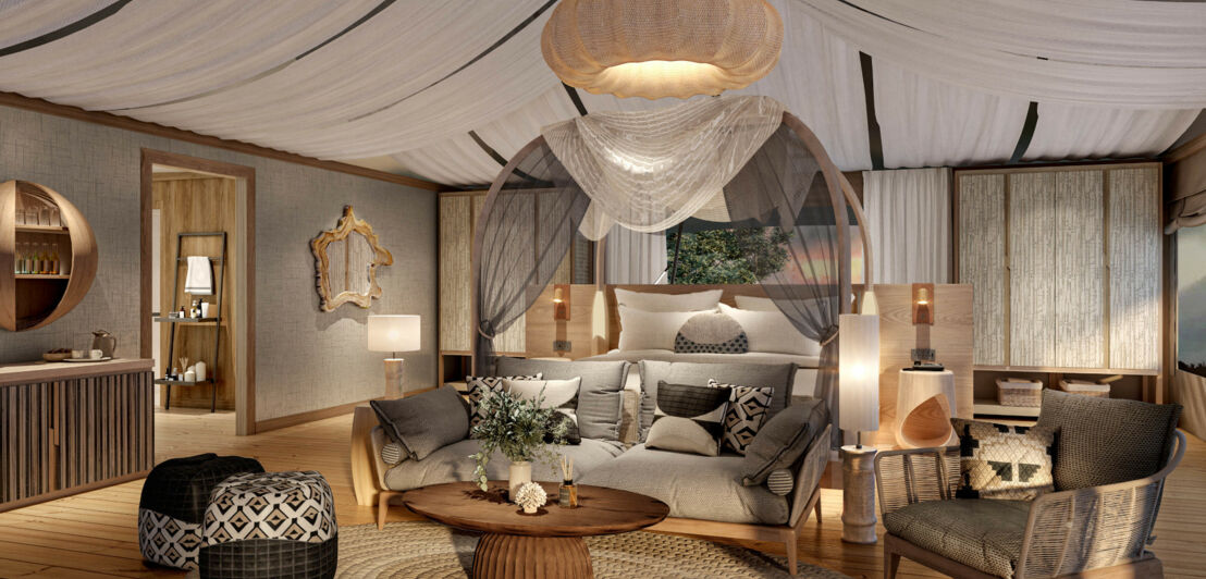 Luxuriöse Suite einer Lodge, eingerichtet mit Möbeln und Textilien aus natürlichen Materialien