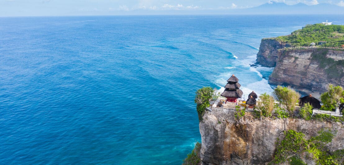 Ein balinesischer Tempel auf Steilklippen an der Küste