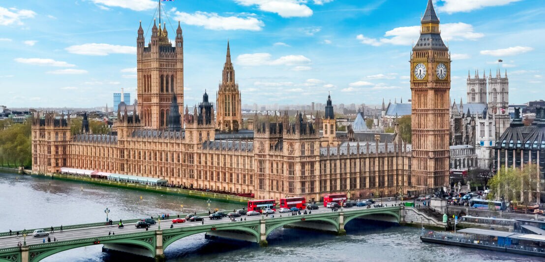 Der Palace of Westminster und Elizabeth Tower aus der Luft fotografiert.