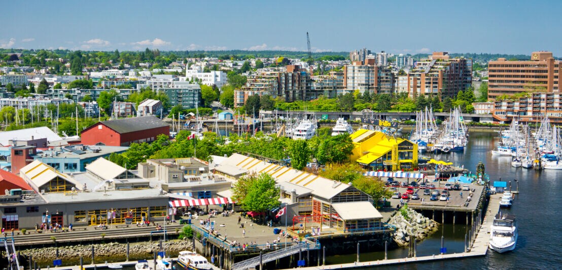 Hafenviertel mit Markthalle auf einer Halbinsel in Vancouver.